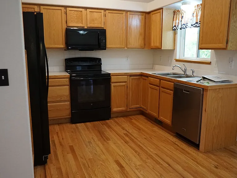 324 Saturn Dr — Photo 5