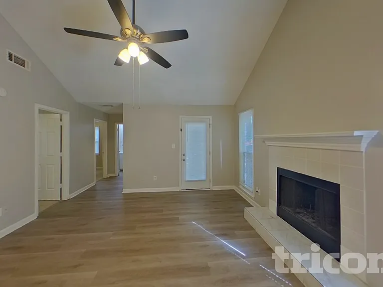 909 Dogwood Ln — Photo 4