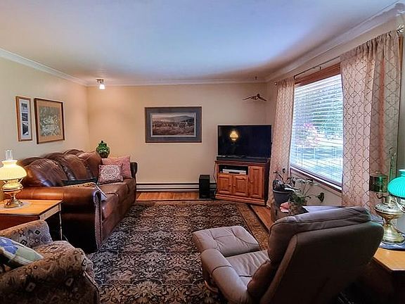 4th image of 863 Maple St