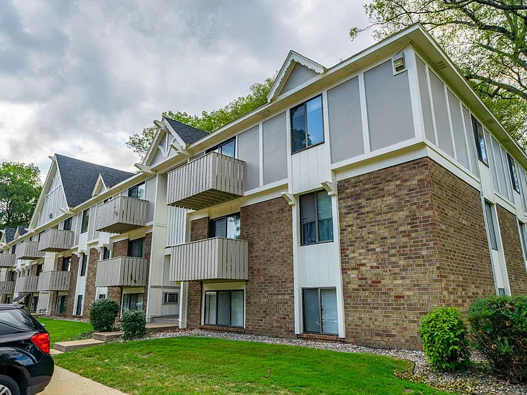 Glen Oaks Apartments — Photo 22