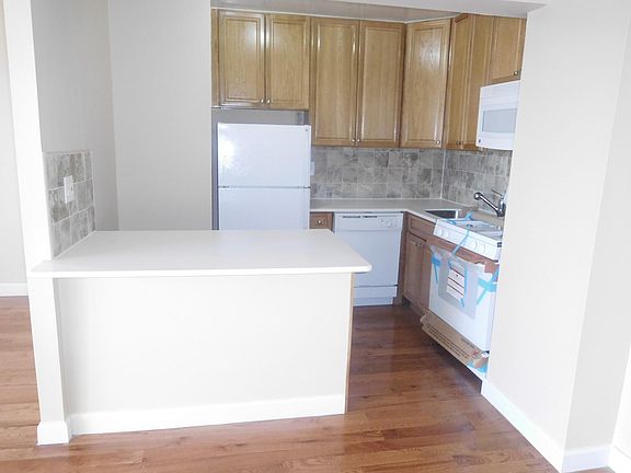 3rd image of 16-70 Bell Blvd #310