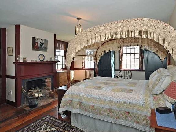 5th image of 1285 Hartford Pike