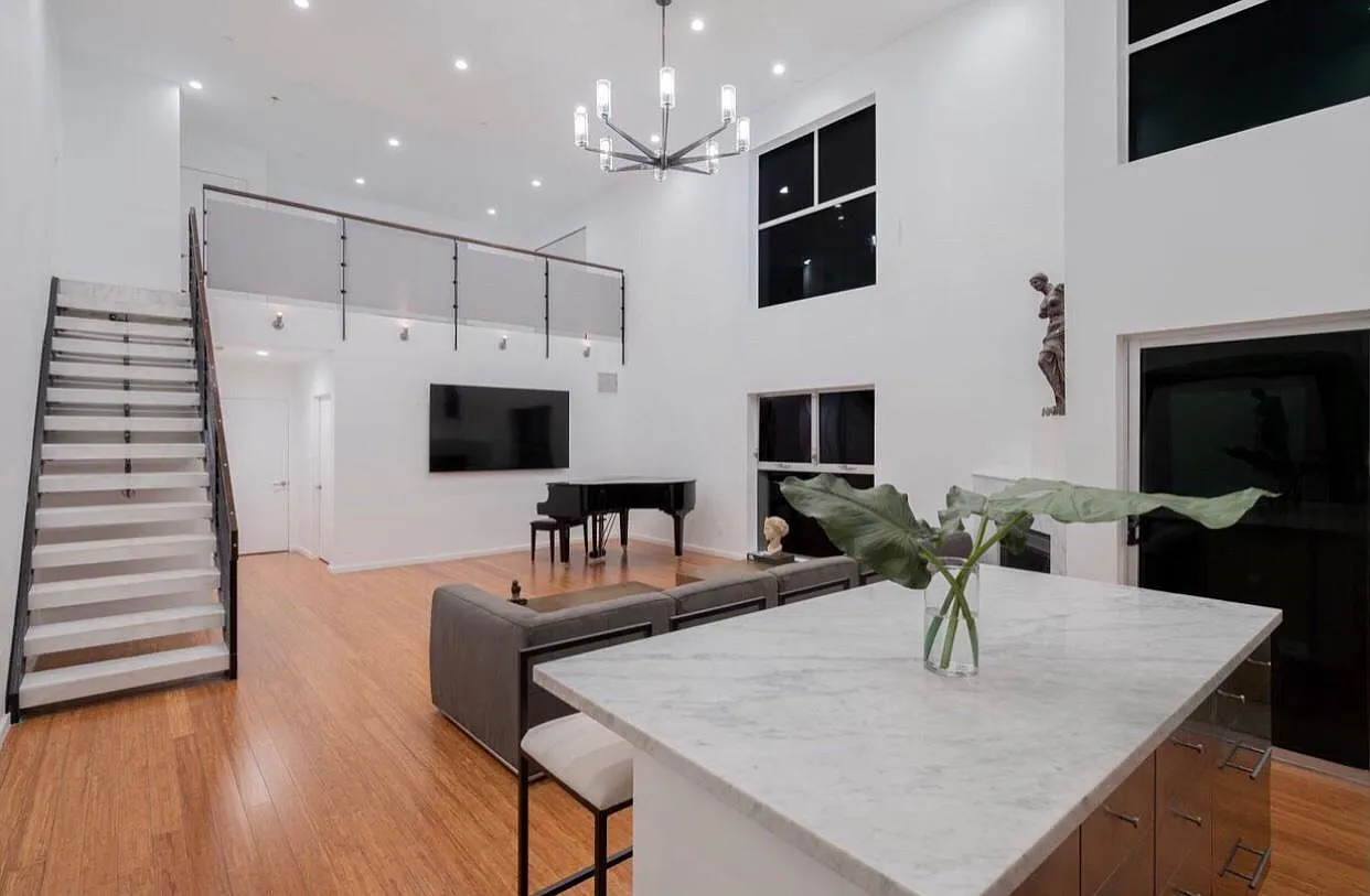 7062 Hawthorn Ave — Photo 1