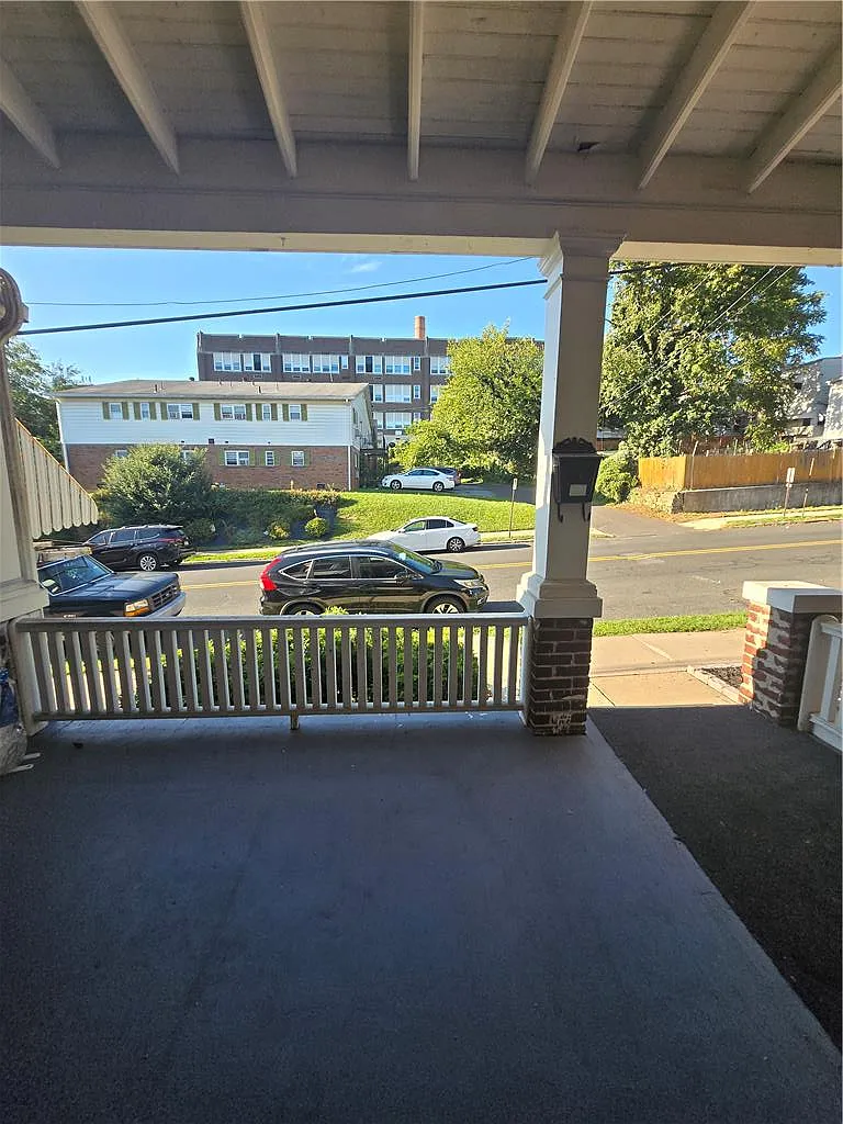 3 bed, 1273 sqft, $2,300 — Photo 2