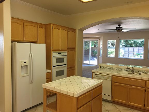 Open Kitchen w/center island
