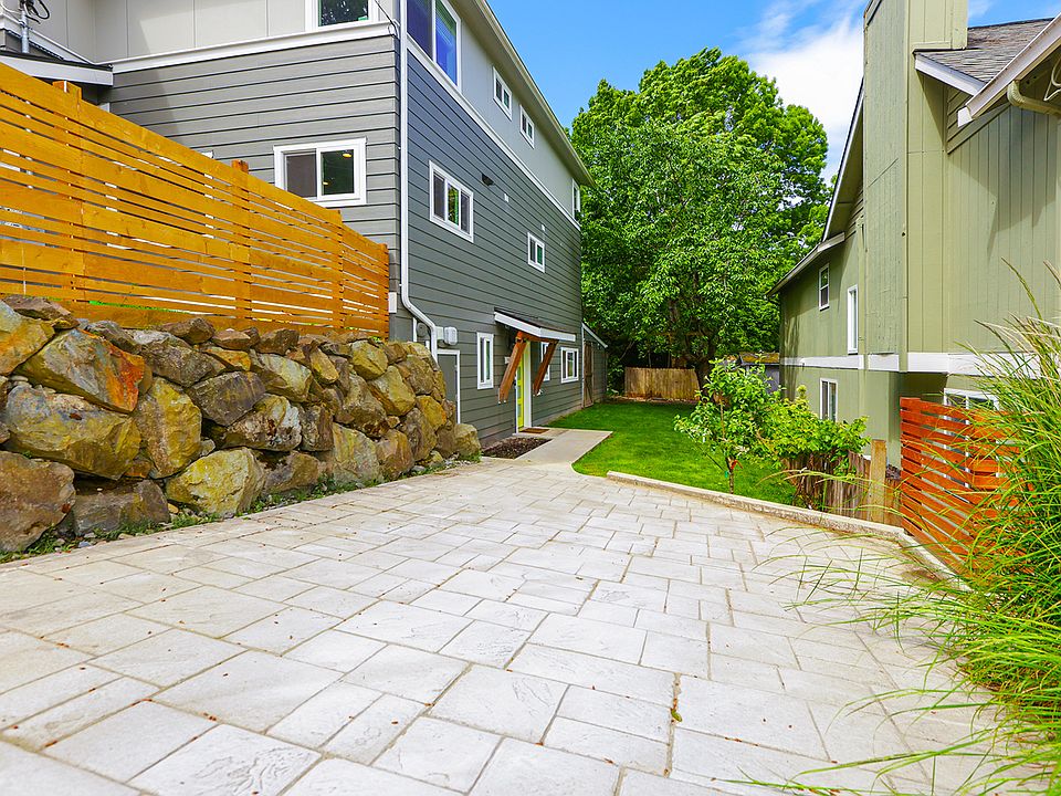 Parking space and yard to Apartment