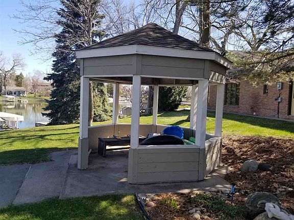 4th image of 160 Lakeshore Dr