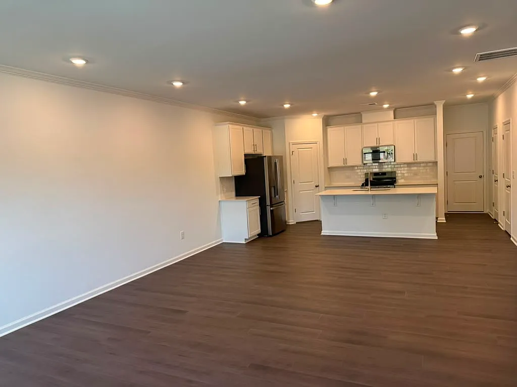3 bed, 2.5 bath, 1939 sqft, $1,945 — Photo 3