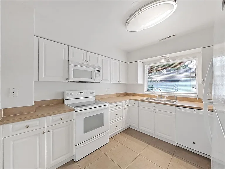 1701 Laurie Ln — Photo 12