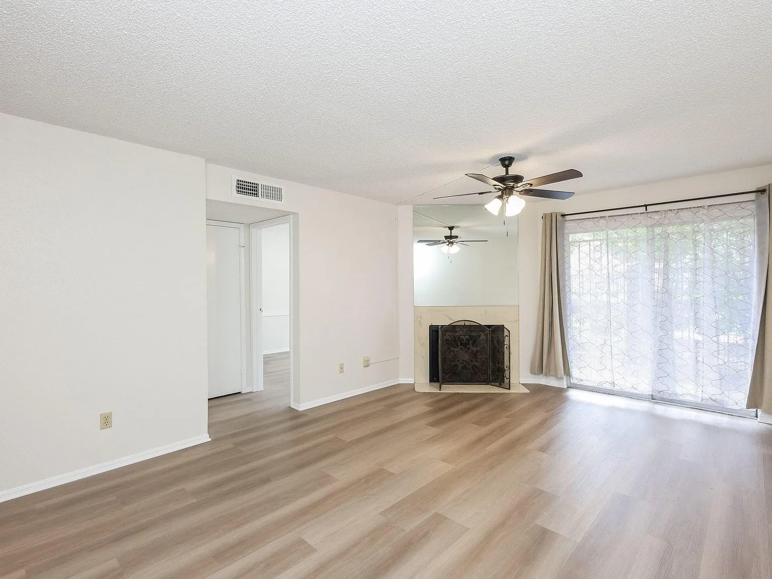 2 bed, 2.0 bath, 1076 sqft, $1,400 — Photo 3