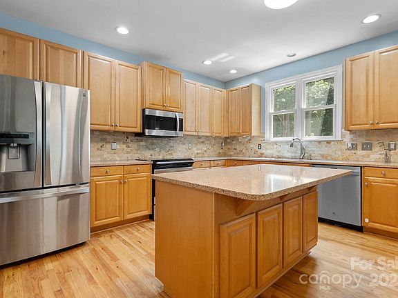 5th image of 151 Middleton Pl