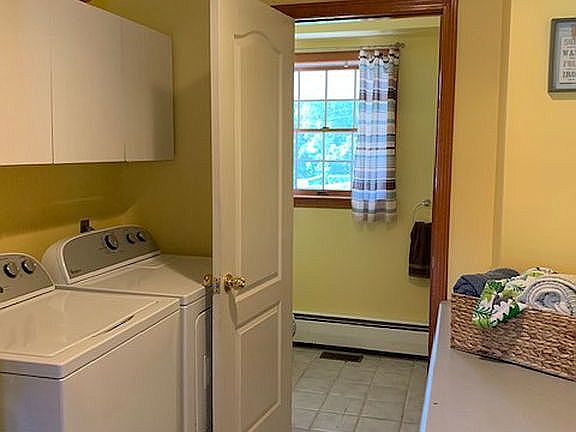Laundry/ 1/2 bath
