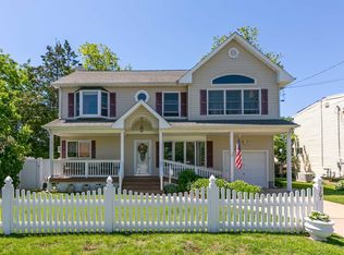 367 34th St, Lindenhurst, NY 11757