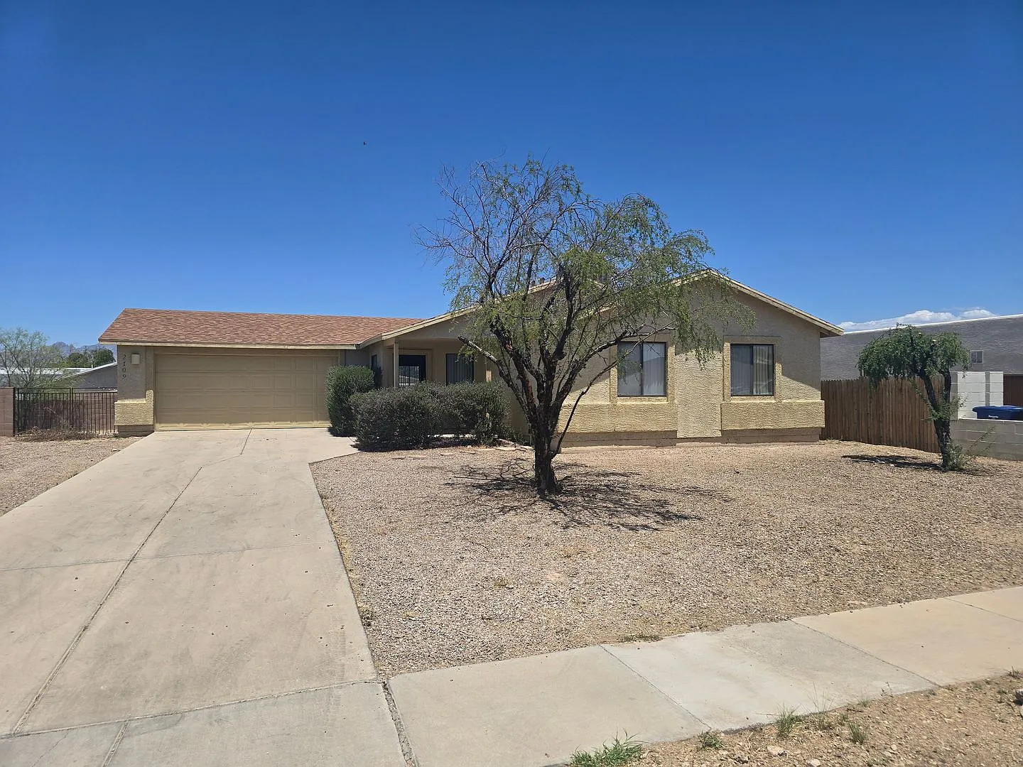 Perfectly Located 4/2 SFR Home — Photo 1