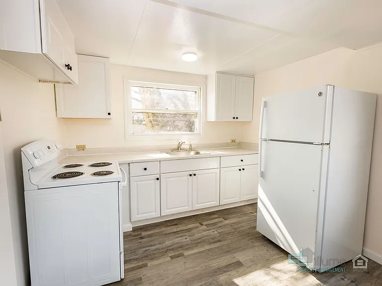 Charming Multi-Unit Living in Prime Northeast Salem Location — Photo 7