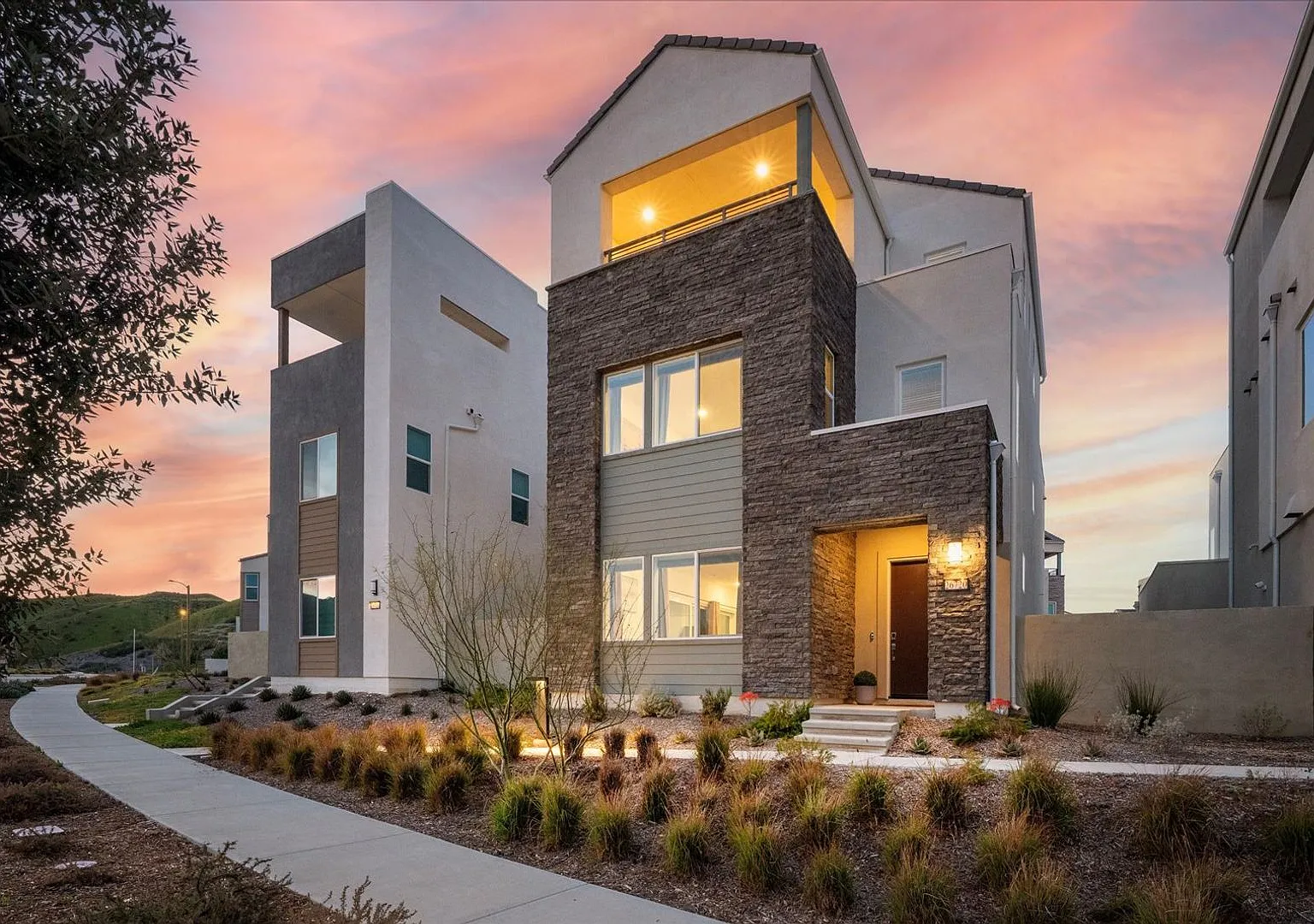 Fabulous 4- bed Valencia Home with Amazing Views! — Photo 1