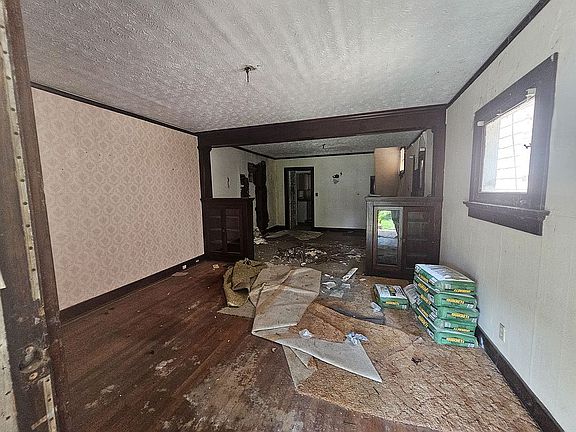 4th image of 27 W Hudson Ave