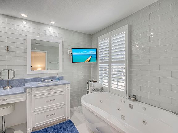 4th image of 8042 Murano Circle