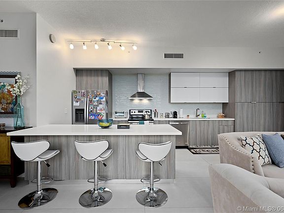 4th image of 350 NE 24th St APT 1406