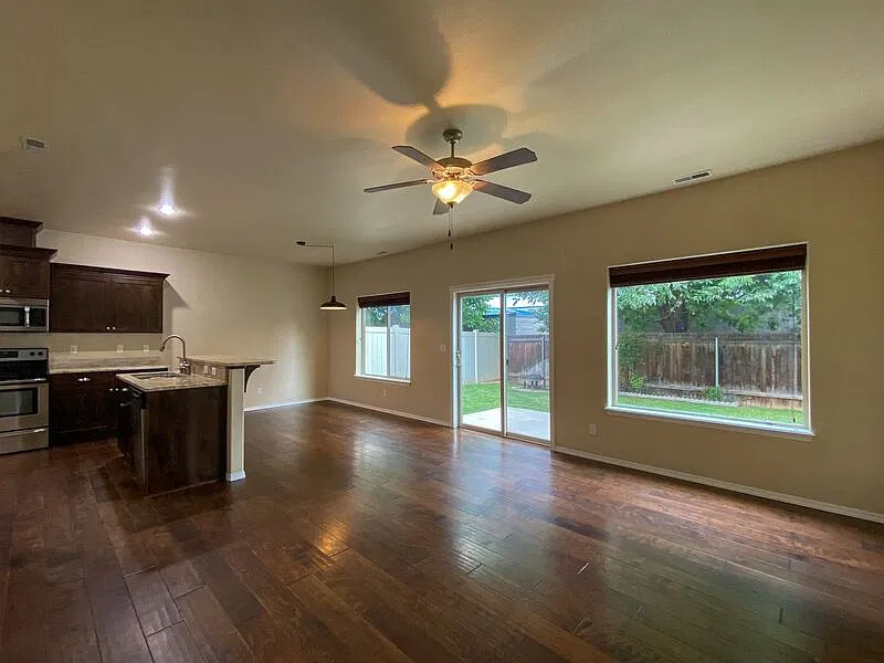 3 bed, 2.5 bath, 1499 sqft, $2,345 — Photo 2