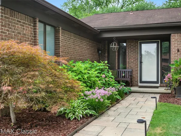 4022 Chablis St, West Bloomfield, MI 48323