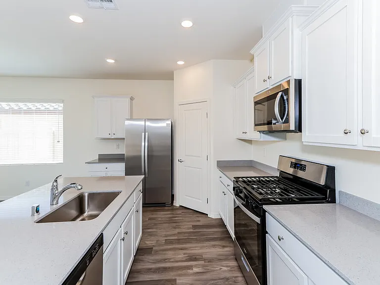 1704 Desert Path Ave — Photo 8