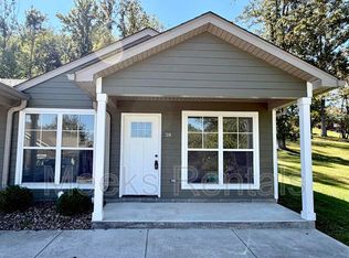 38 Flats Dr, Hurricane, WV 25526