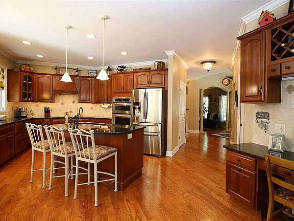 4th image of 16 Tracey Ct