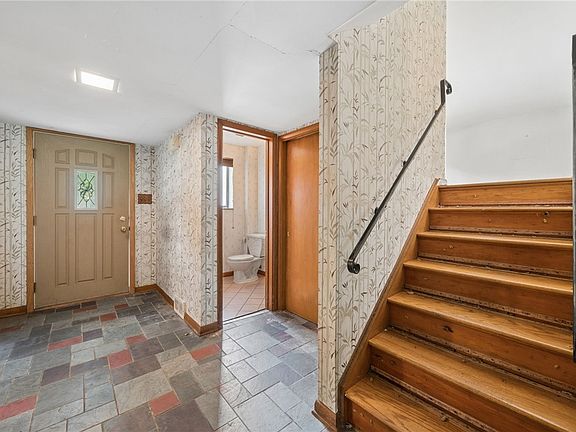 3rd image of 285 Tara Dr