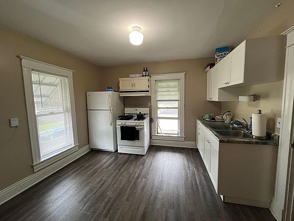 3rd image of 601 Evergreen St