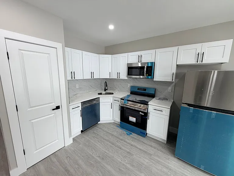 194 N Lake Ave — Photo 11