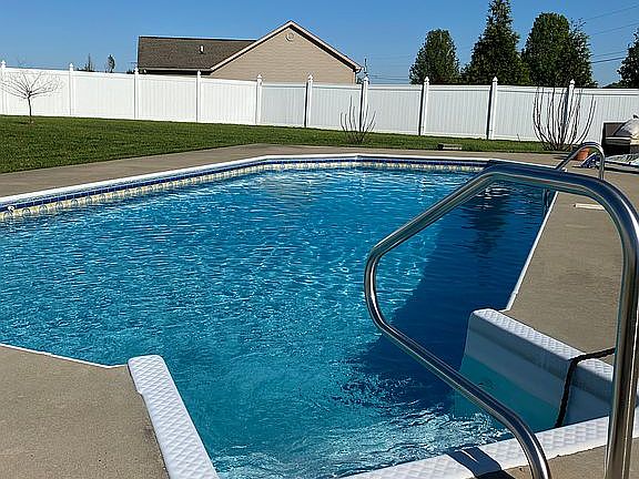 17’ x 32’ pool w/Heat Pump