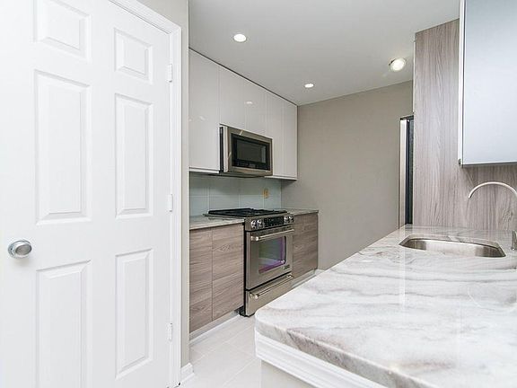 Kitchen (View 2)