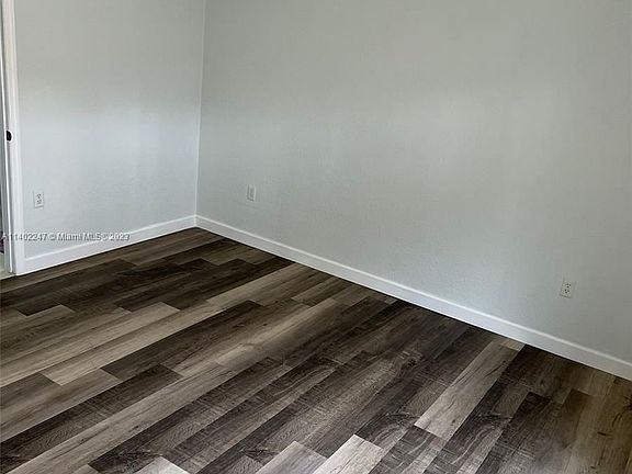 4th image of 704 SE 14th Pl #B