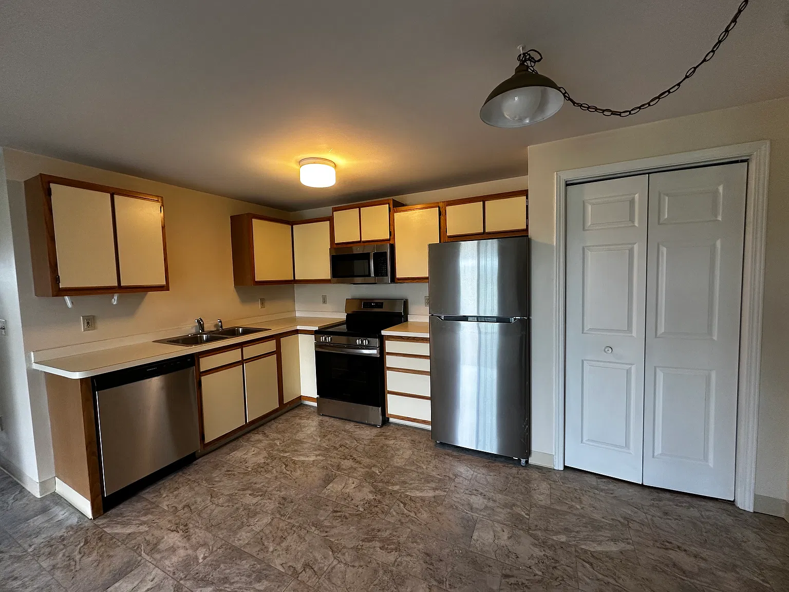 2 bed, 700 sqft, $1,050 — Photo 3