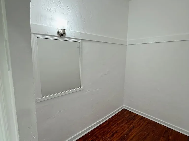 512 N Alexandria Ave — Photo 9