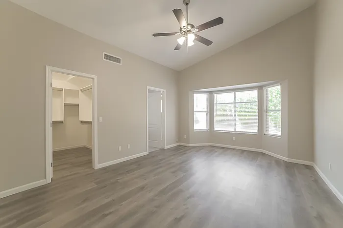 9542 W Potter Dr — Photo 8