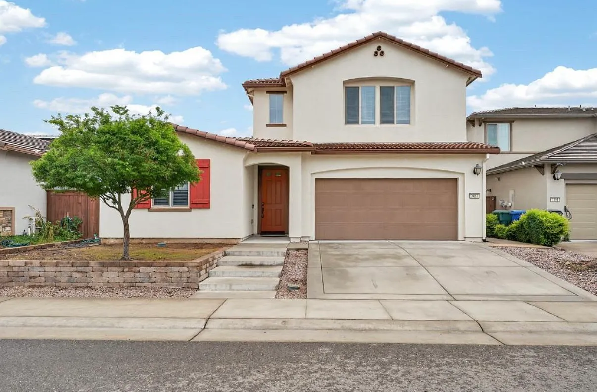 3 bed, 2.5 bath, 2502 sqft, $3,000 — Photo 1