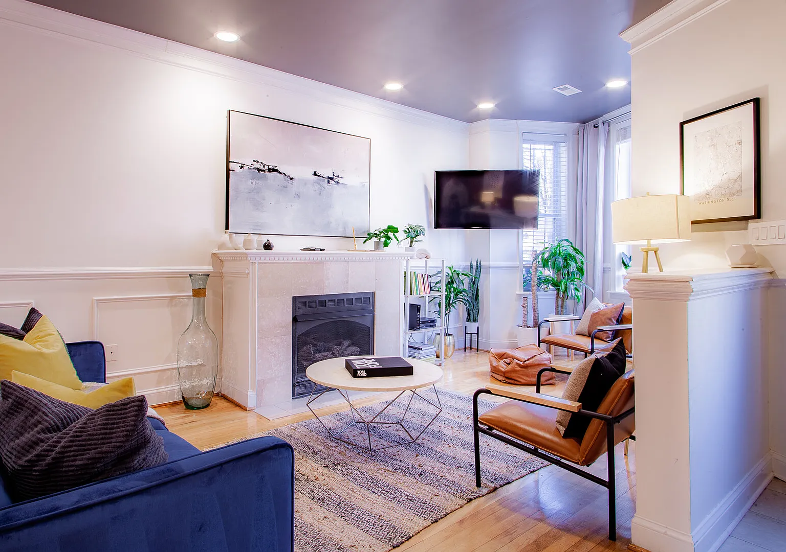 Large Modern Townhouse Near U St., Monuments, & Convention Center — Photo 2