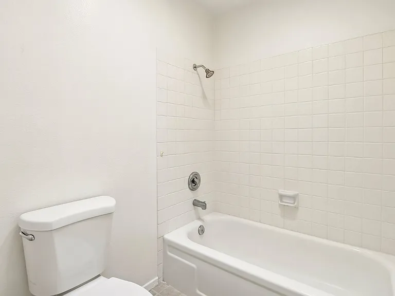 450 W Vermont Ave — Photo 22