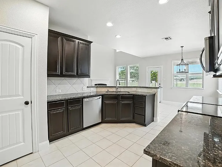 2404 Sabine Cir — Photo 11