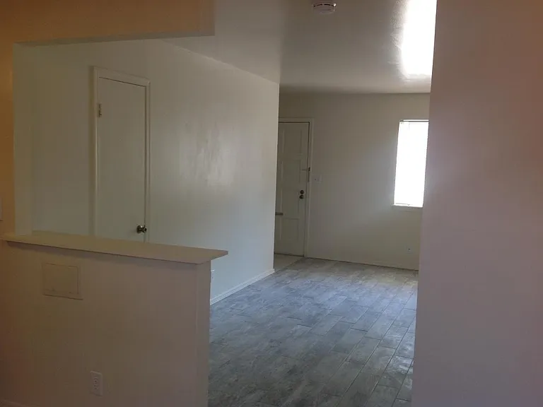 920 E College St — Photo 8