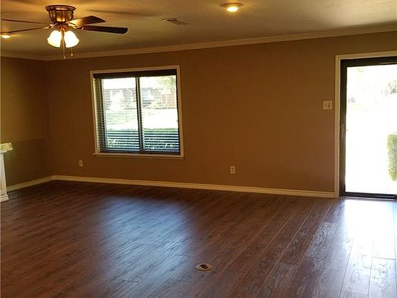 4th image of 2328 Greenhill Dr