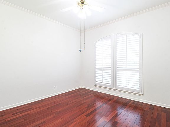 5th image of 121 Antler Cir