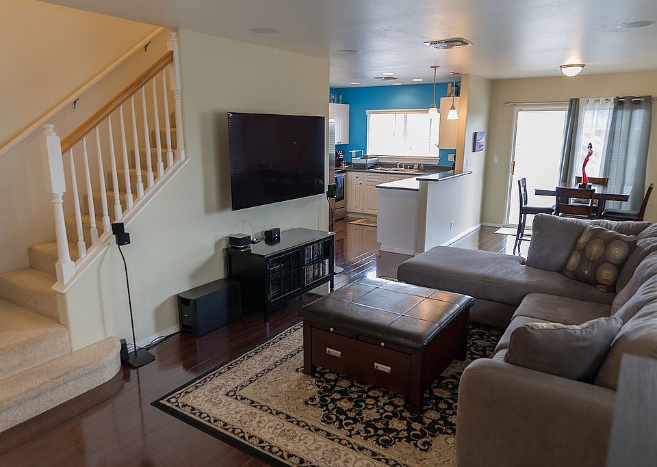 Living/dining room, kitchen