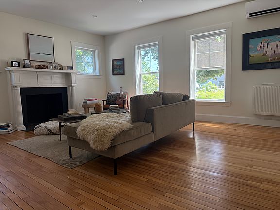 5th image of 225 Harriet St