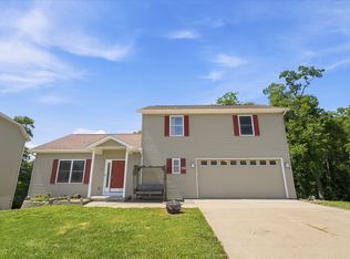 11 Oakley Dr, Le Claire, IA 52753