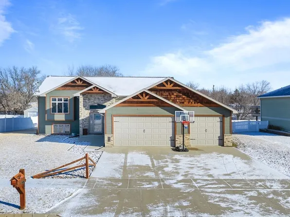 2412 4th Ave SW, Minot, ND 58701