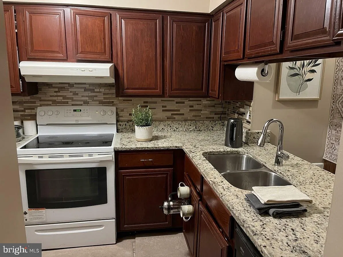 2 bed, 3.0 bath, 1456 sqft, $2,599 — Photo 4