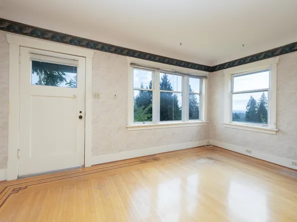 1195 Dempsey Rd, North Vancouver, BC V7K 1S4